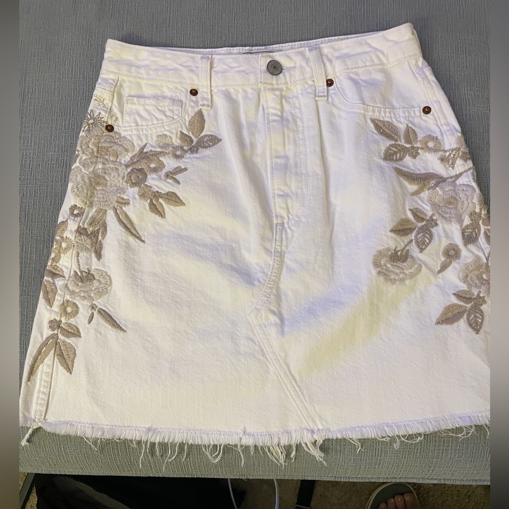 Abercrombie & Fitch Embroidered White Denim Skirt Taupe Size 26 Juniors